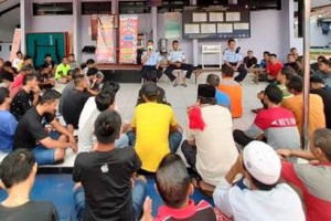 Kalapas Kuningan saat sosialisasi antisipasi penyebaran virus Corona kepada warga binaannya.